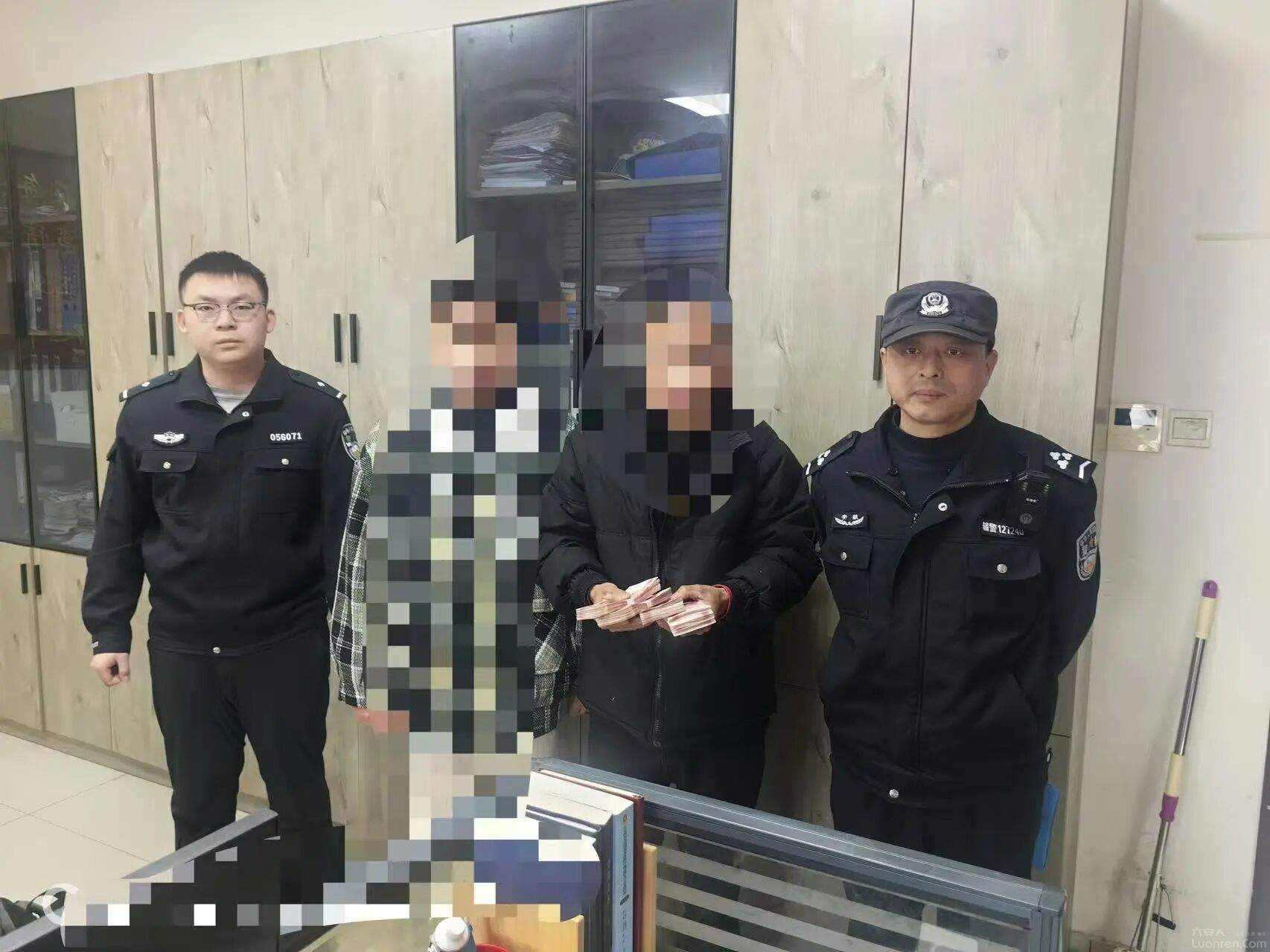 ���գ�����һ���ӡ�Լ�ڡ�·�ϱ������������أ�